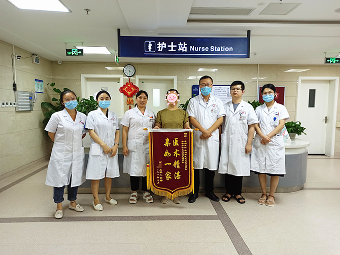 鮮花錦旗送贊譽(yù)，醫(yī)護(hù)工作暖人心