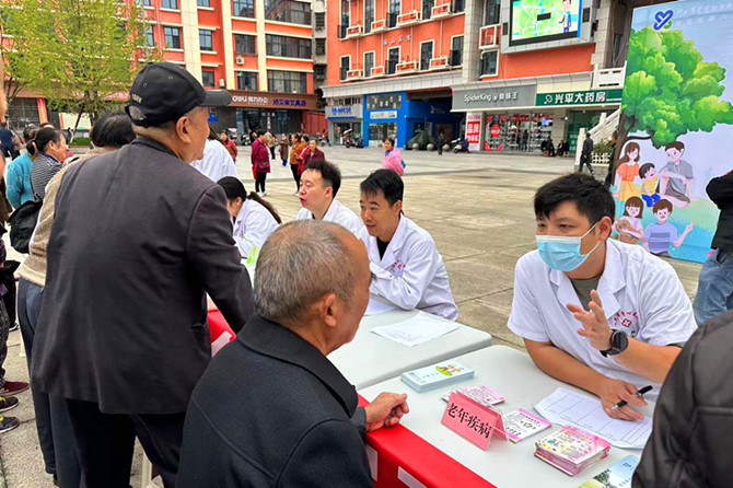 促進兒童心理健康，共同守護美好未來——南充市身心醫(yī)院開展世界精神衛(wèi)生日系列義診宣傳活動