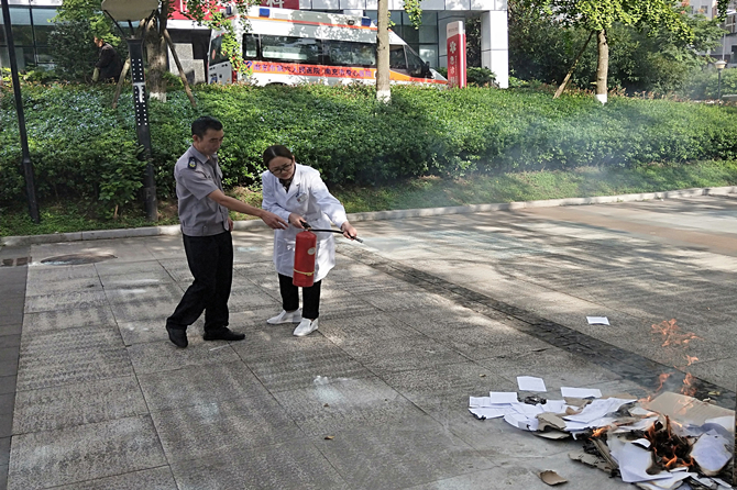 滅火器-鮮老師操作_副本.jpg
