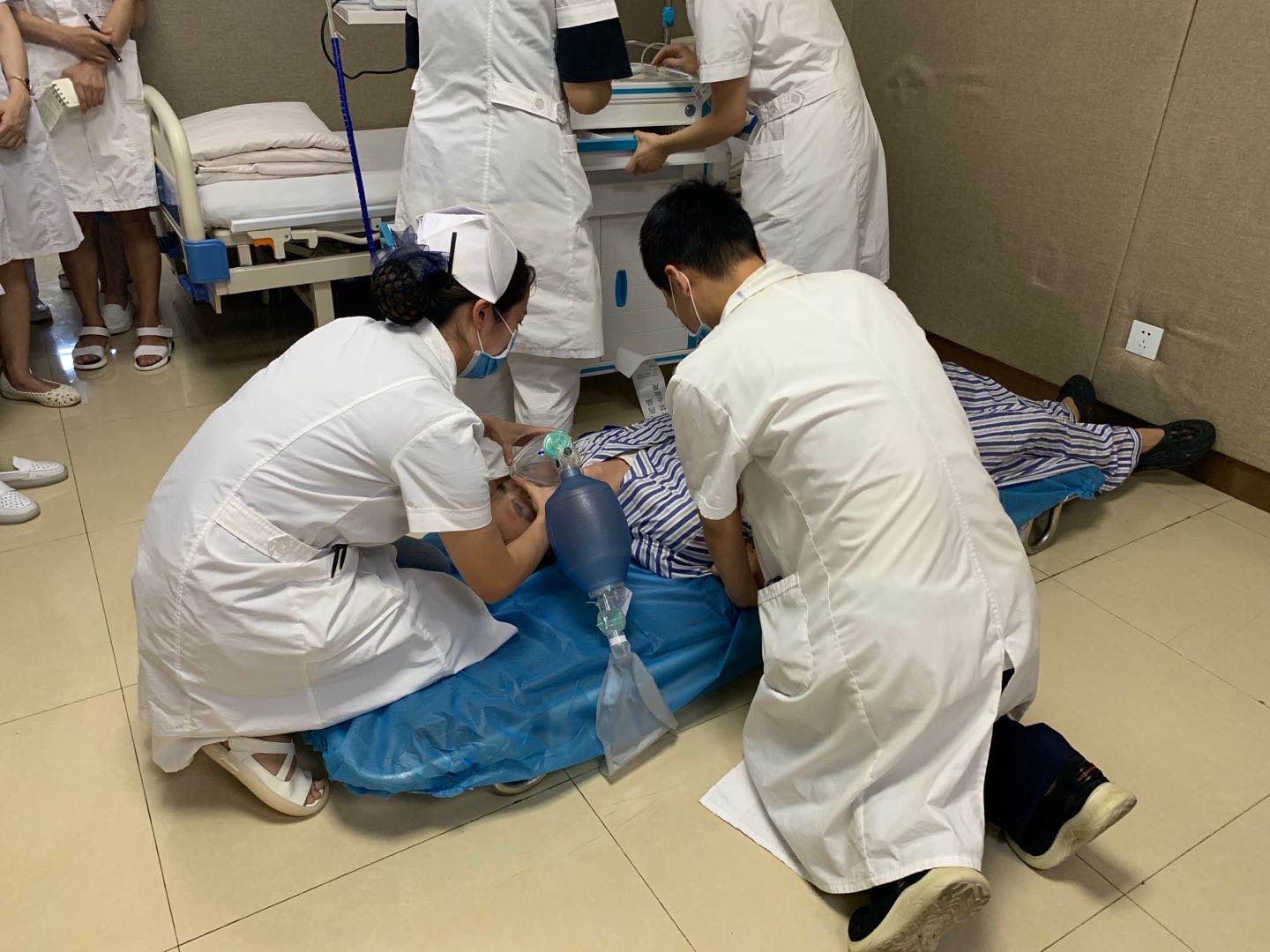 安全防控不懈怠 應急演練筑防線——小龍分院康復一病區組織開展應急演練