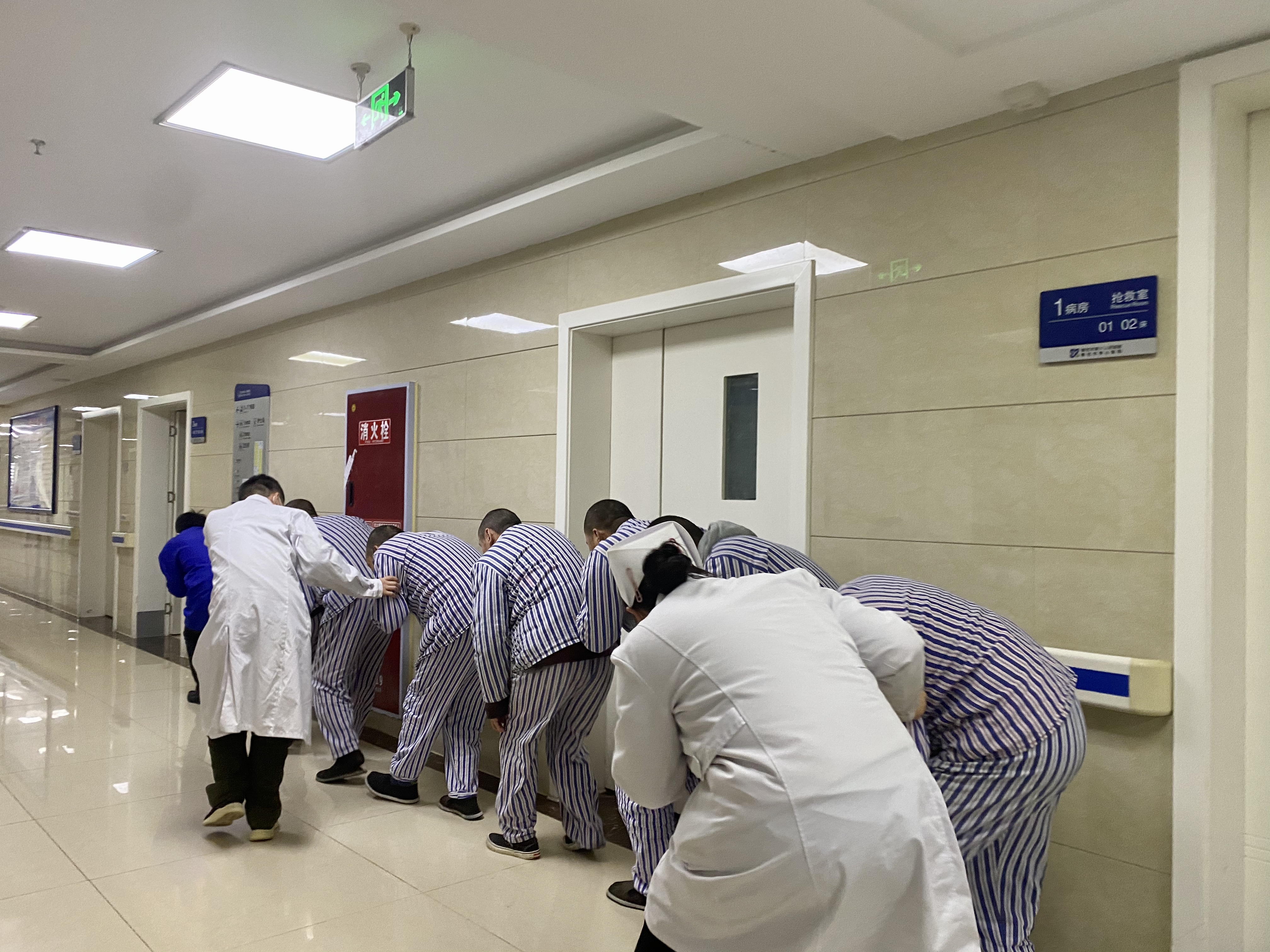 消防安全 “四懂四會” 謹記于心 ——小龍分院康復一病區組織開展消防演練