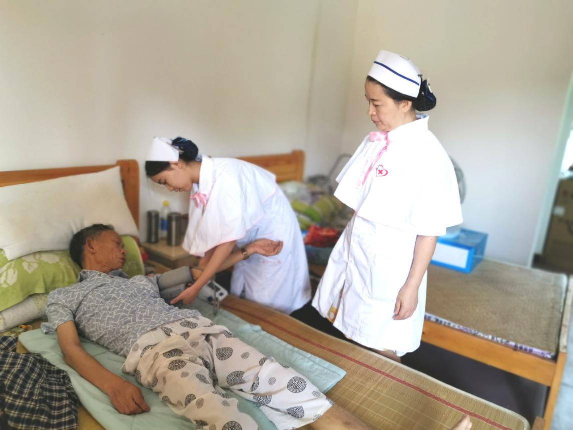 我院“四葉草”志愿者走進敬老院開展志愿服務活動